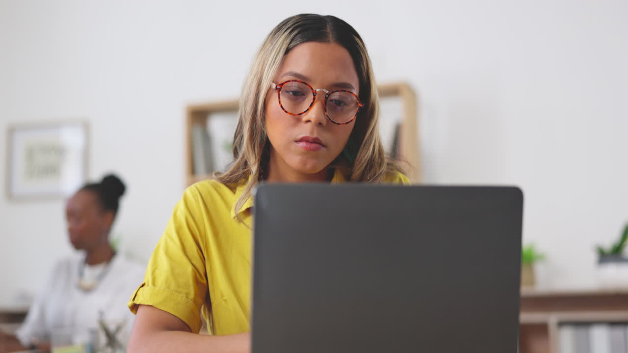 retroalimentación, oficina moderna y mujer escribiendo correo electrónico