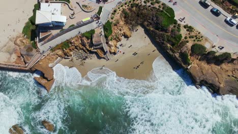 Vista-De-Arriba-Hacia-Abajo-Sobre-La-Playa-De-La-Jolla-En-San-Diego,-California,-Estados-Unidos---Disparo-De-Drone