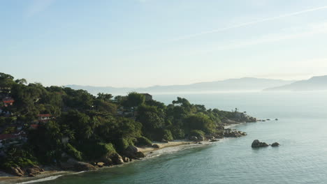 vista aérea de una fantástica costa rocosa brasileña al atardecer, jurere internacional, florianópolis, santa catarina, brasil