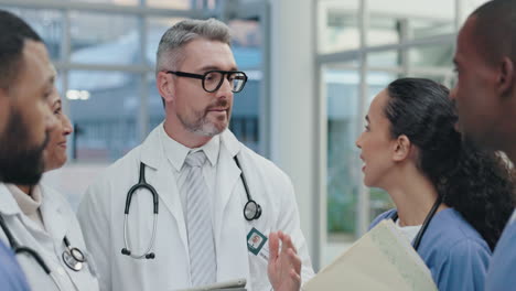 trabajo en equipo, retroalimentación o médicos mayores hablando