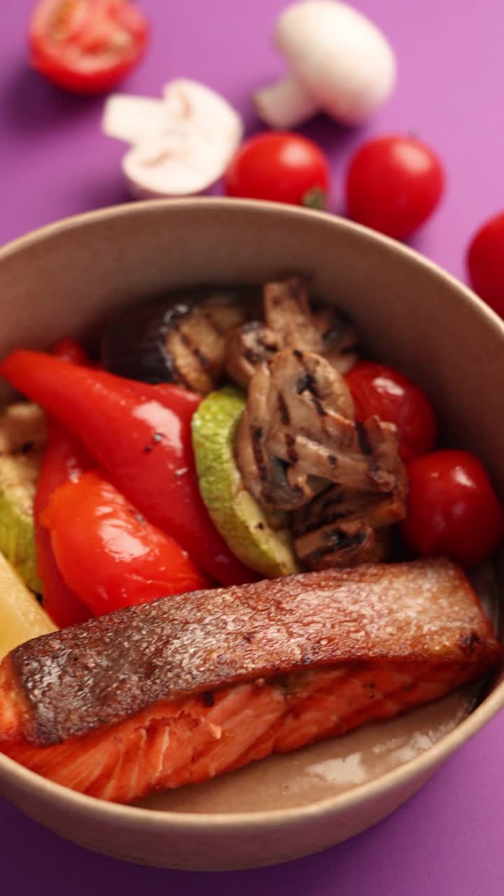 salmón a la parrilla con verduras asadas