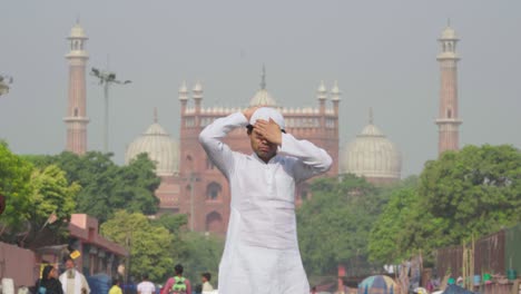 Hombre-Musulmán-Indio-Preparándose-Para-Orar-Frente-A-Jama-Masjid-Delhi