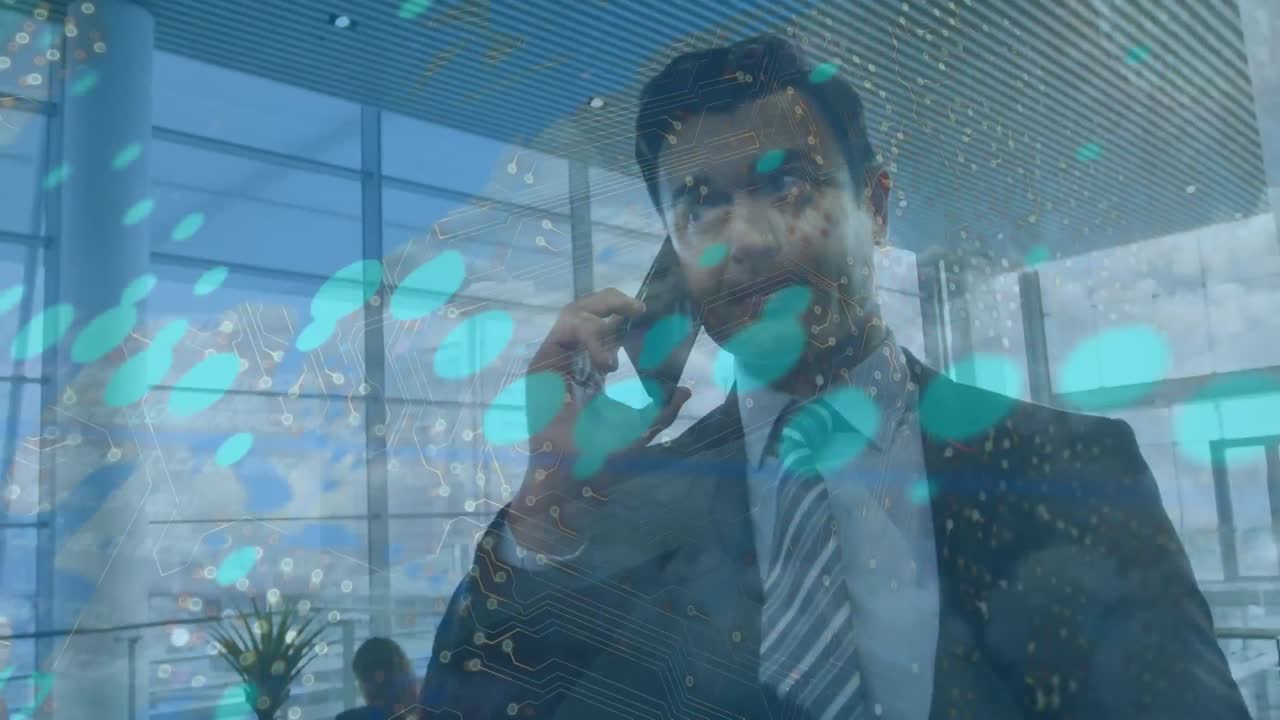 animación del procesamiento de datos sobre un hombre de negocios caucásico hablando por teléfono inteligente
