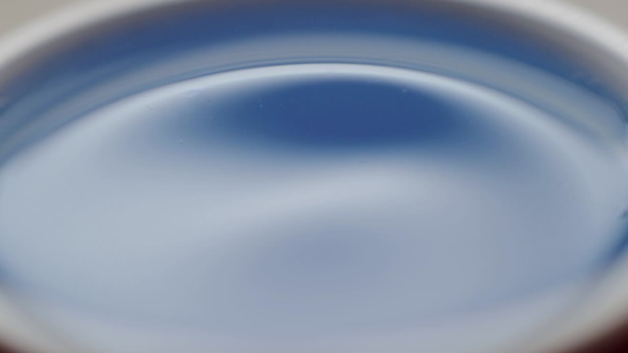 튀는 색깔의 물방울