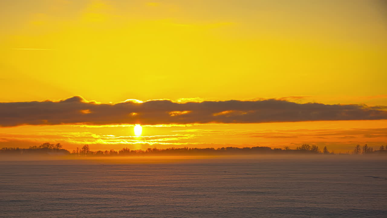 황금빛으로 떠오르는 생생한 컬러 태양의 시간 경과