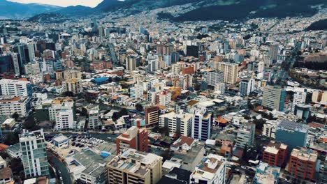pan disparado desde el aire sobre el centro de la ciudad de quito, ecuador