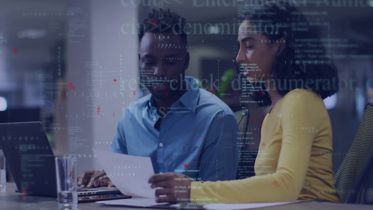 To udviklere samarbejder om dokumenter og bærbar computer på kontoret og fremviser flydende kode og data