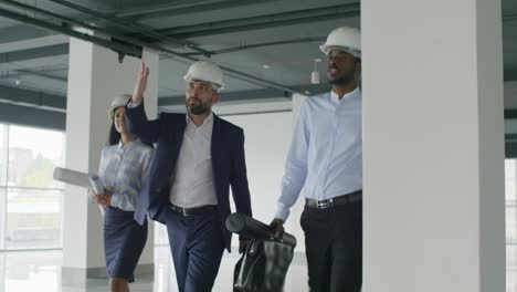 ingeniero compartiendo experiencia con colegas extranjeros