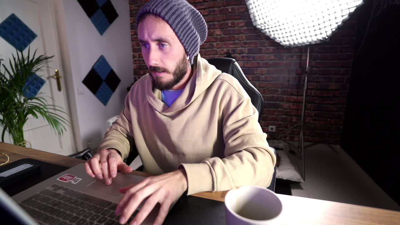 겨울 시즌에 스튜디오에서 실내에서 영화를 편집하기 위해 점프