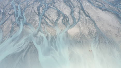 Der-Godley-River-Bildet-Ein-Netzwerk-Aus-Blauen,-Verflochtenen-Kanälen,-Bevor-Er-Im-Lake-Tekapo-In-Neuseeland-Zusammenläuft.