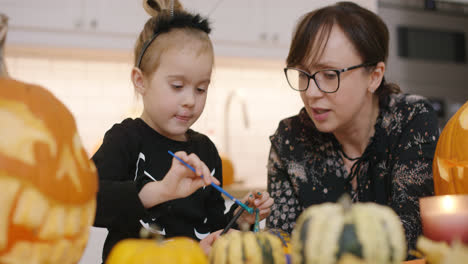 Mujer-Y-Niña-Decorando-Calabazas