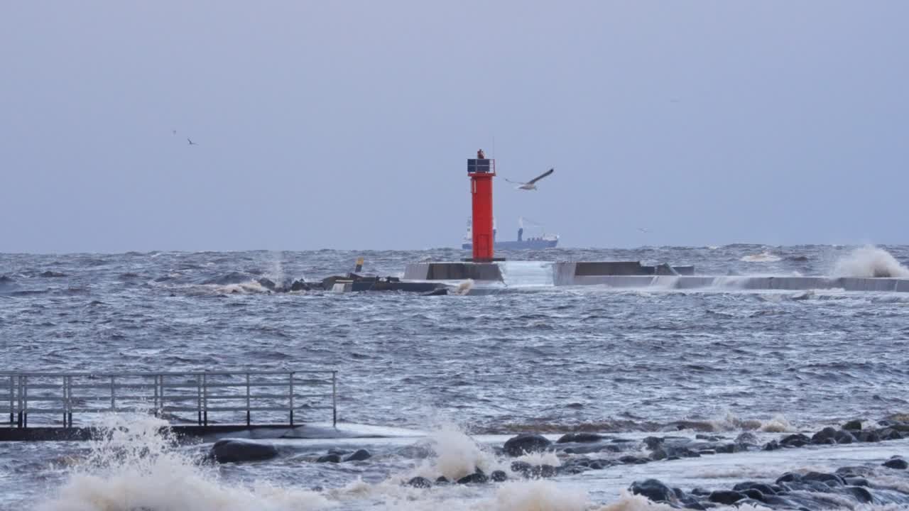 Stormfull kyst med bølger og fyrtårn i sakte film, stemningsfull havutsikt
