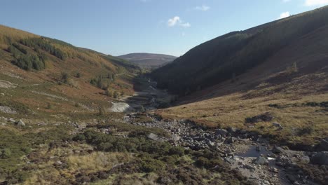 Luftaufnahme-Einer-Atemberaubenden-Epischen-Landschaft,-Die-In-Der-Nähe-Des-Lake-Creek-Inmitten-Der-Canyon-Berge-Fliegt