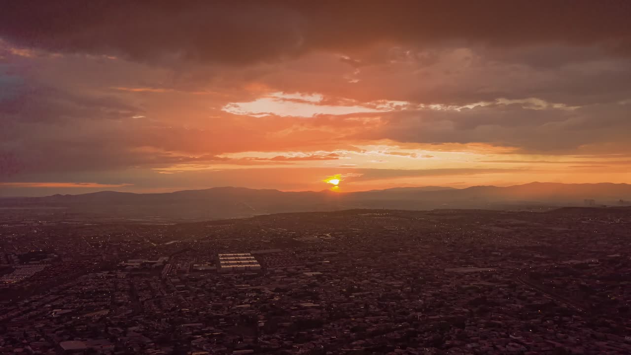 무인 항공기가 있는 도시에서 일몰의 공중 시간 경과