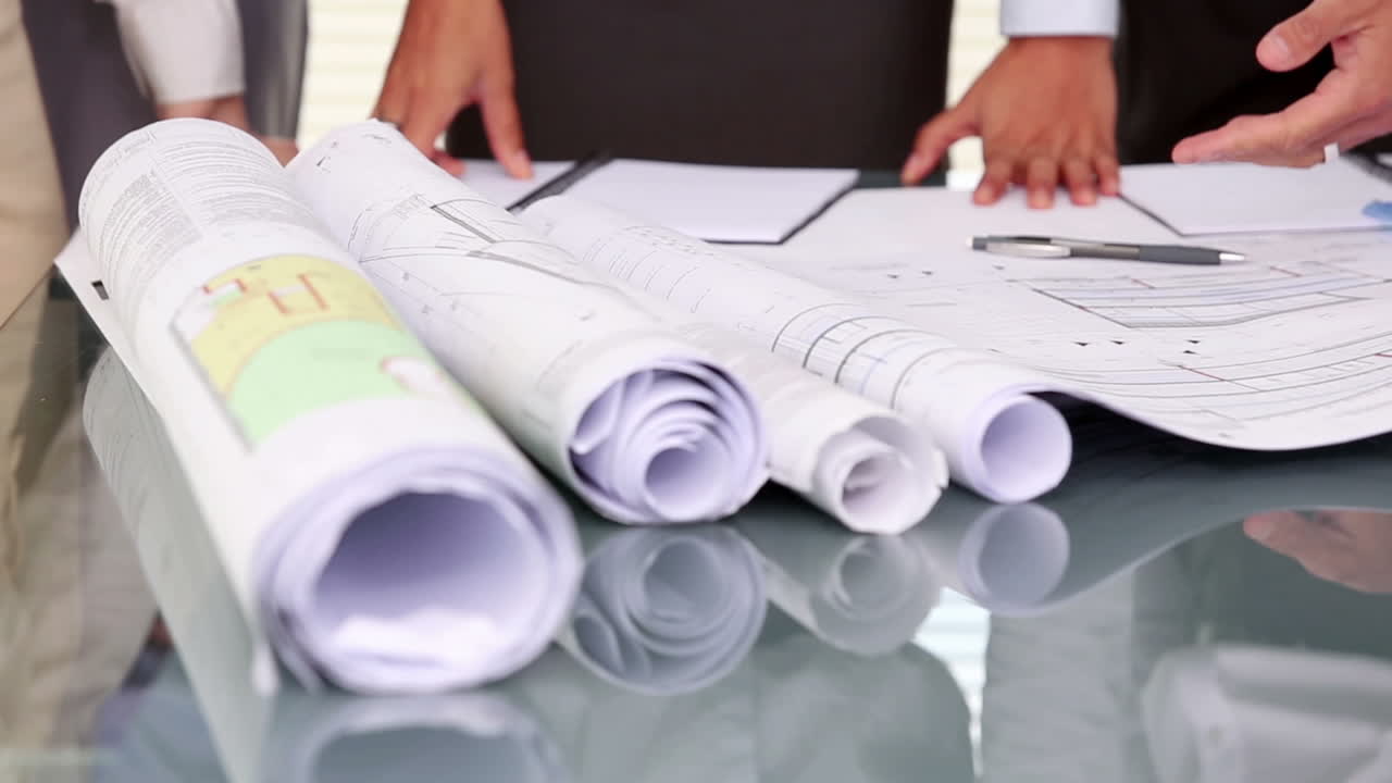 primer plano de personas de negocios trabajando en planos