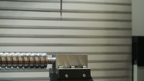 proceso de mecanizado de metales en blanco en torno con herramienta de corte o abrasiva en la fabricación de acero