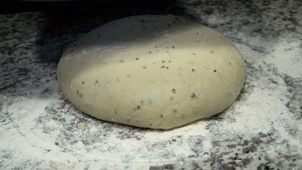 L'impasto del pane è nascosto sotto una ciotola blu e poi viene rivelato dal panettiere.