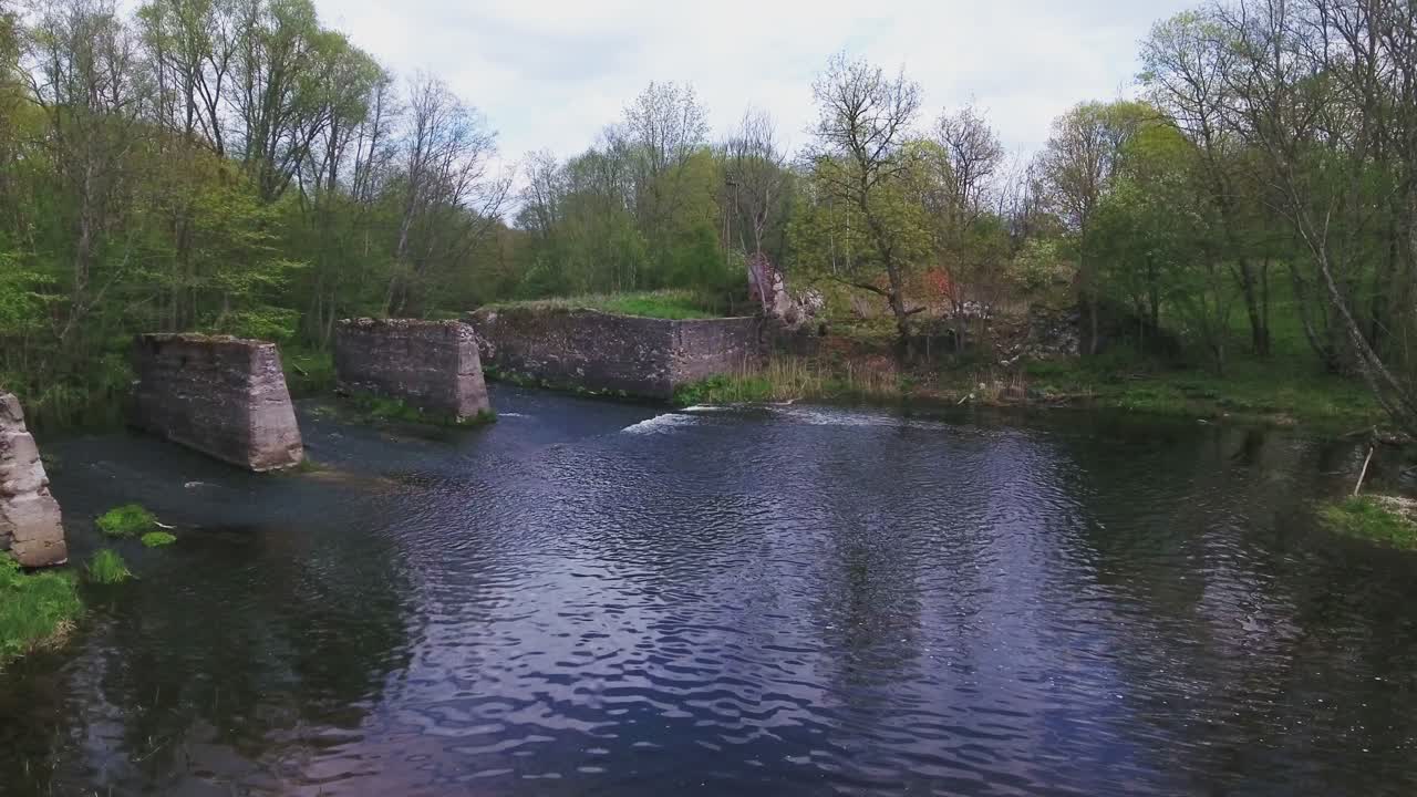 Resti del mulino ad acqua di frammenti del complesso residenziale padronale di Musninkai (Musninkeliai). Ripresa aerea statica in 4K