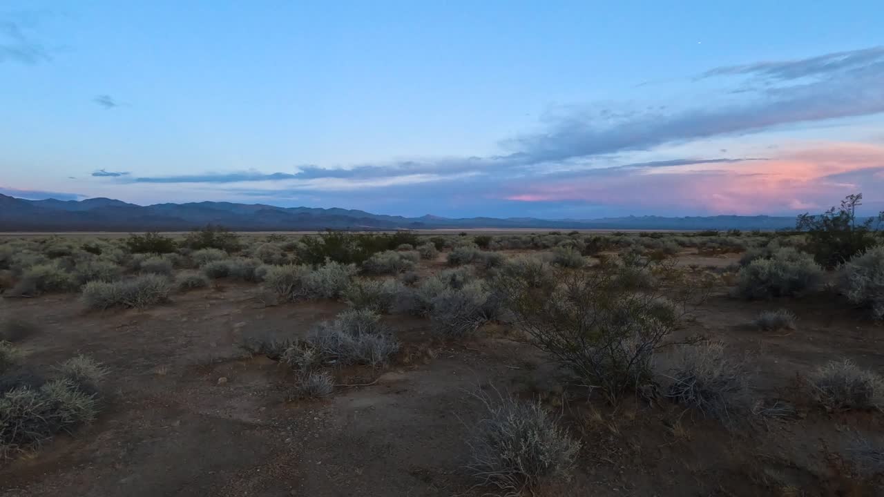 los colores de las nubes al atardecer cambian el lapso de tiempo