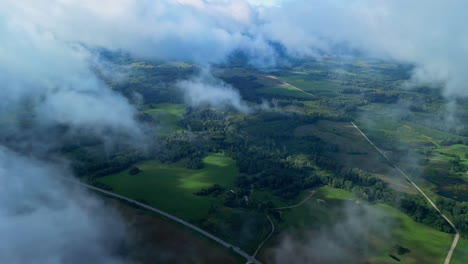 el dosel de nubes revela un paisaje rural de hoja perenne con carreteras y vegetación