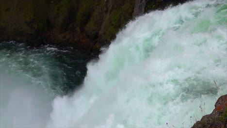 Movimiento-Ultralento-De-La-Cascada-De-Las-Cataratas-Superiores-En-El-Parque-Nacional-De-Yellowstone