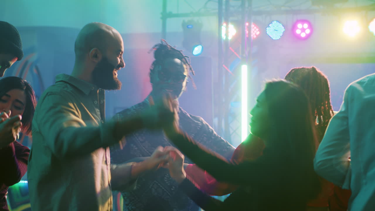 Gruppo di persone che ballano e si divertono a una festa in discoteca
