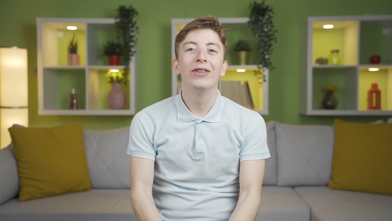 클로즈업 젊은이가 만족하고 부드럽게 표현합니다.