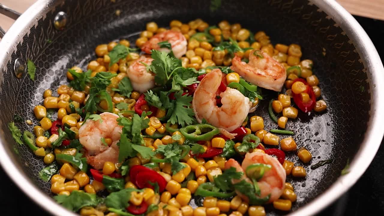 에 인 새우와 옥수수와 칠리