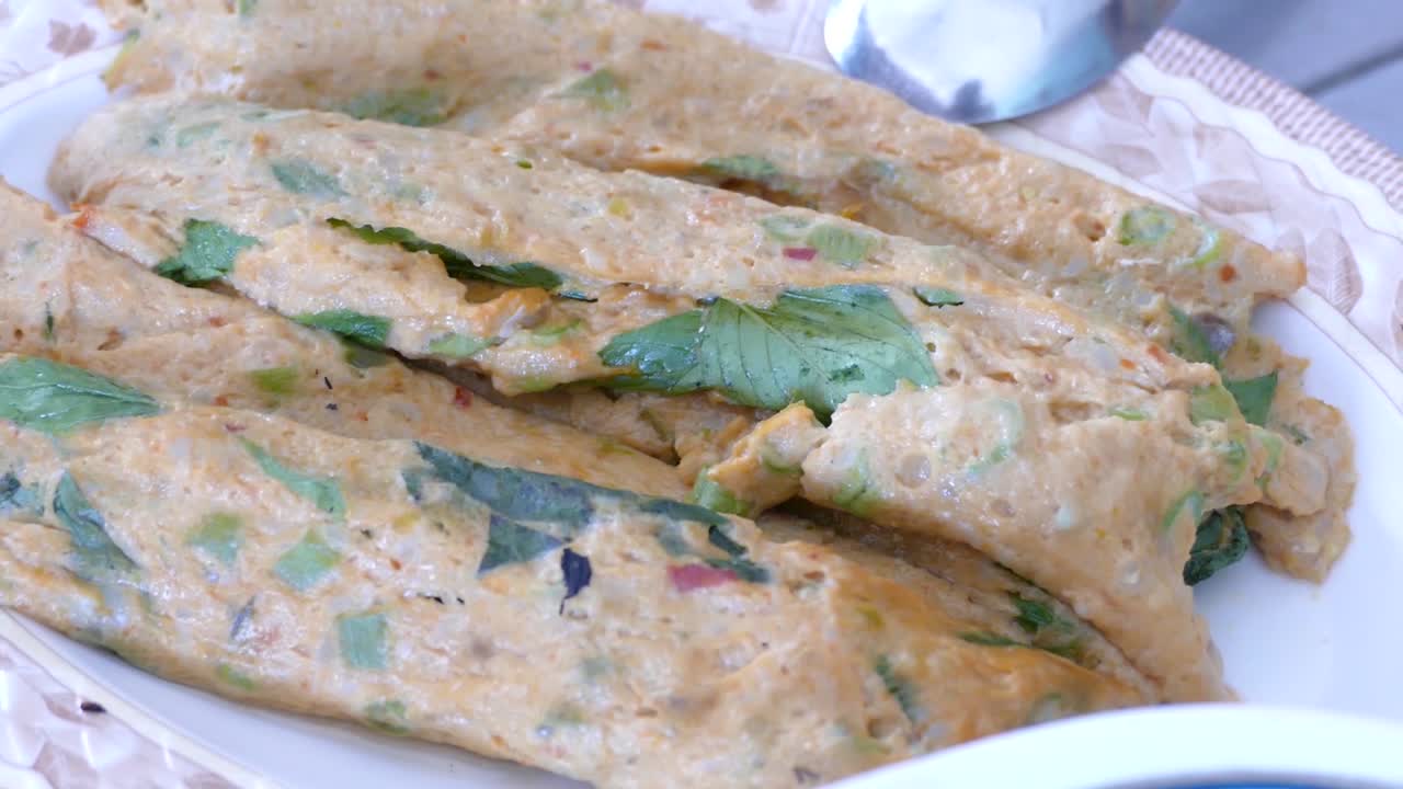 el pastel de pescado al curry a la parrilla con carbón de tradición tailandesa es una de las famosas comidas callejeras tailandesas que se venden en la ciudad costera