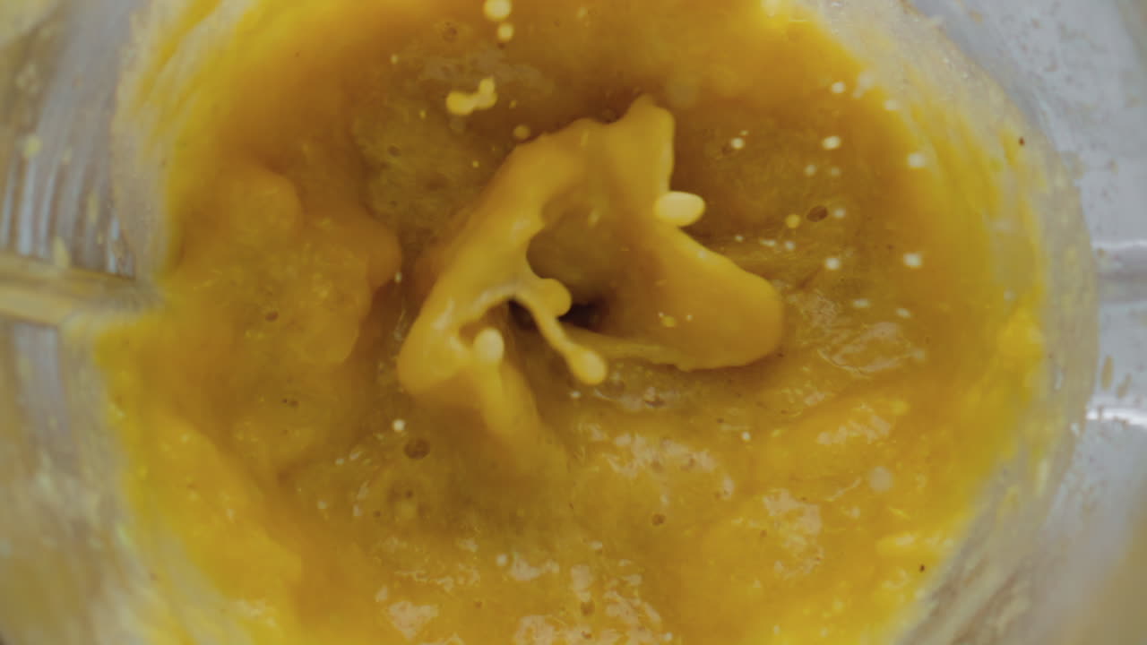 mezcla de cítricos mezcla mezcla en súper cámara lenta de cerca. mezcla de frutas sabrosas.