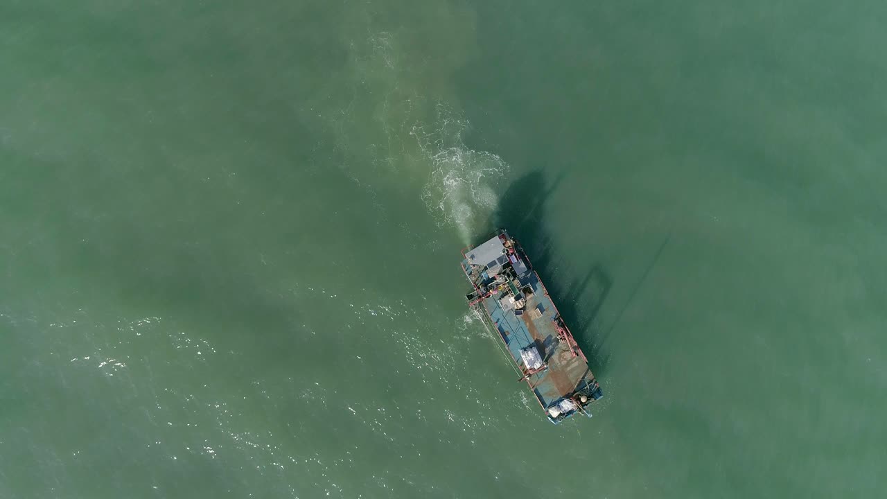 잔잔한 어두운 녹색 바다에서 수확하는 홍합 양식 바다 작업선의 하향식 공중