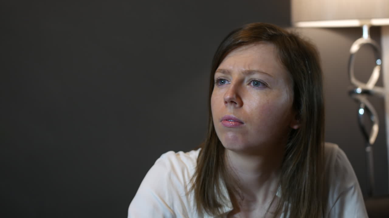 una chica pensativa pensando en casa bebiendo café y preguntándose profundamente en sus pensamientos mirando a la distancia