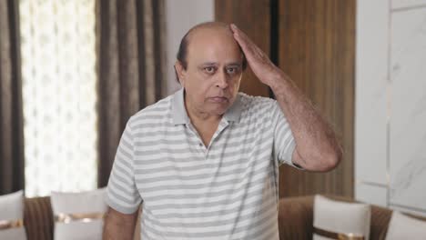 Fetter-Indischer-Alter-Mann,-Der-Unter-Haarausfallproblemen-Leidet