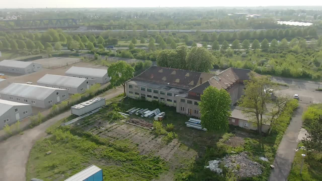 독일 시골 에 있는 큰 버려진 집 의 공중 사진