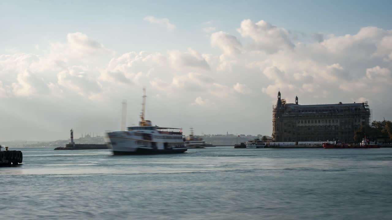 Video timelapse dell'ex stazione ferroviaria 'Haydarpasa' nel quartiere di Kadikoy a Istanbul, Turchia. Destinazione finale della linea ferroviaria 'Orient Express'.