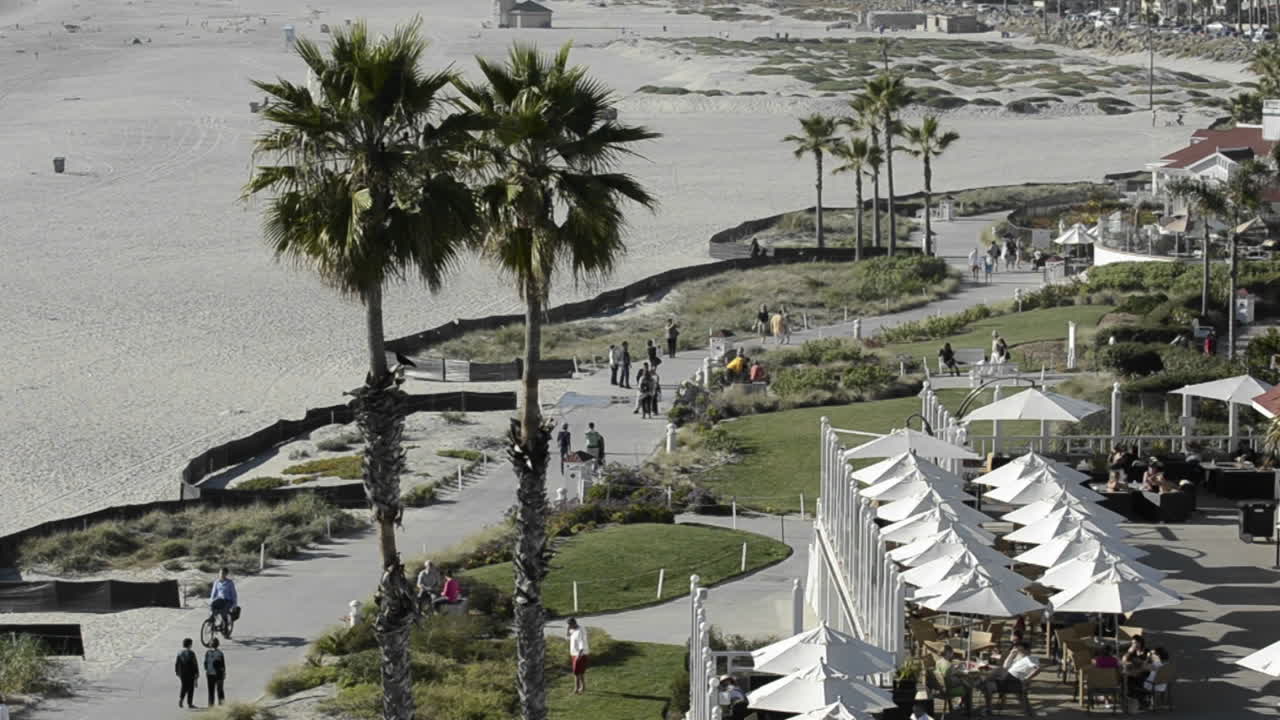 캘리포니아 샌디에이고 델 코로나도 호텔 앞 해변에서 자전거 도로를 즐기는 사람들