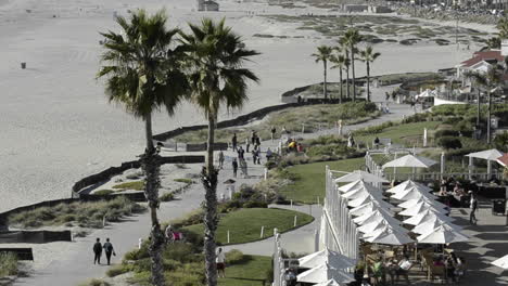 gente disfrutando del carril bici en la playa frente al hotel del coronado en san diego california