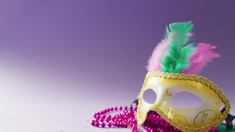 video de una máscara de mascarada de carnaval con plumas y cuentas rosadas de mardi gras, con espacio para copiar