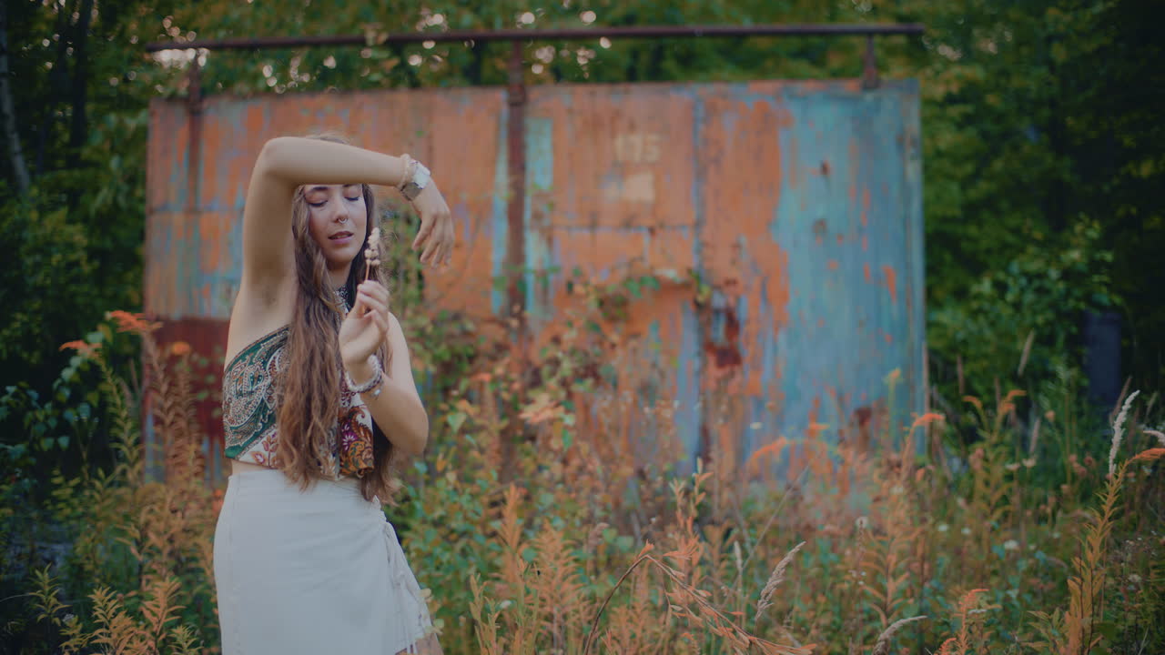 여름에 야외에서 포즈를 취하는 여자