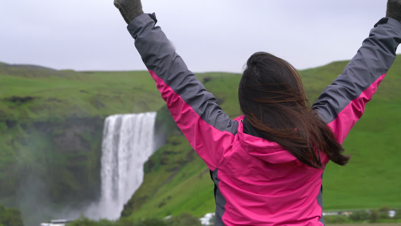 아이슬란드의 스코가포스 폭포로 여행하는 여행자