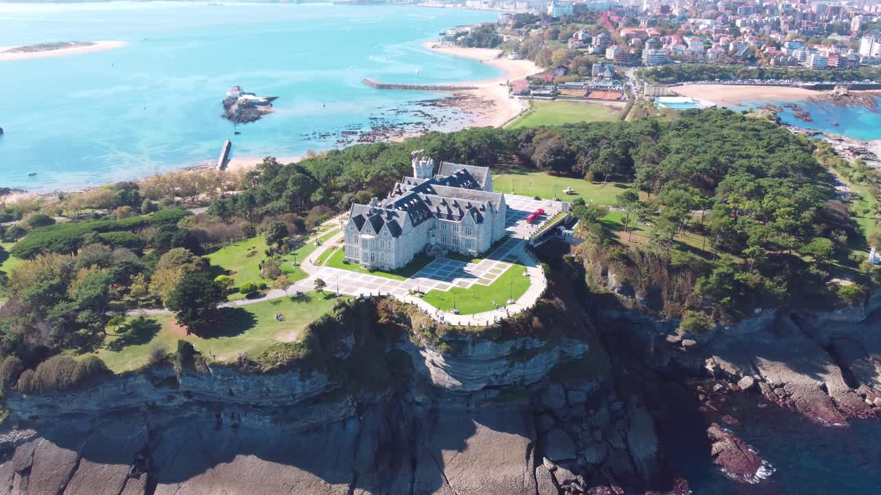 스페인 칸타브리아 산탄데르의 무성한 정원으로 둘러싸인 중세 스타일의 영국 및 프랑스 건축 막달레나 궁전