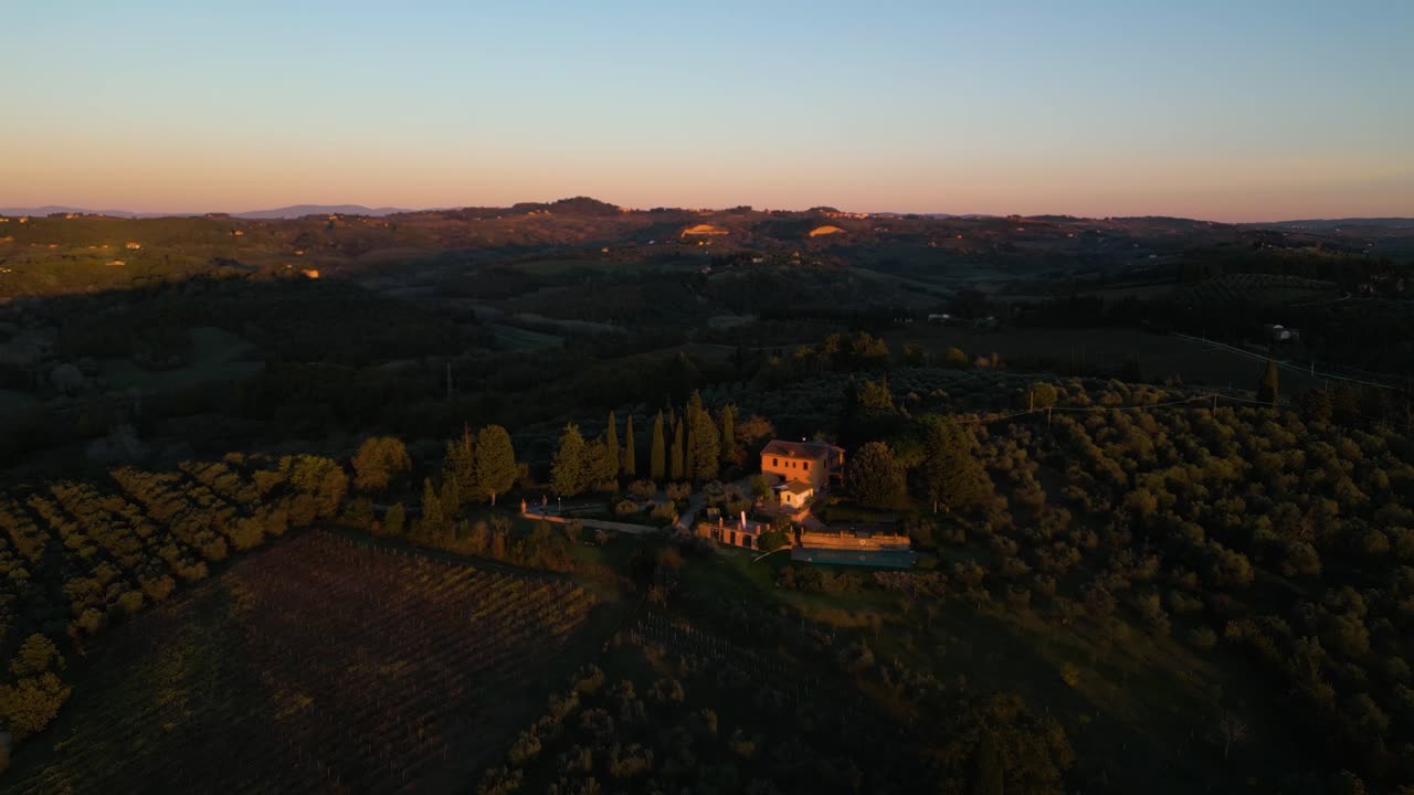 Panoramica aerea di una villa che si affaccia su un uliveto in Toscana, Italia