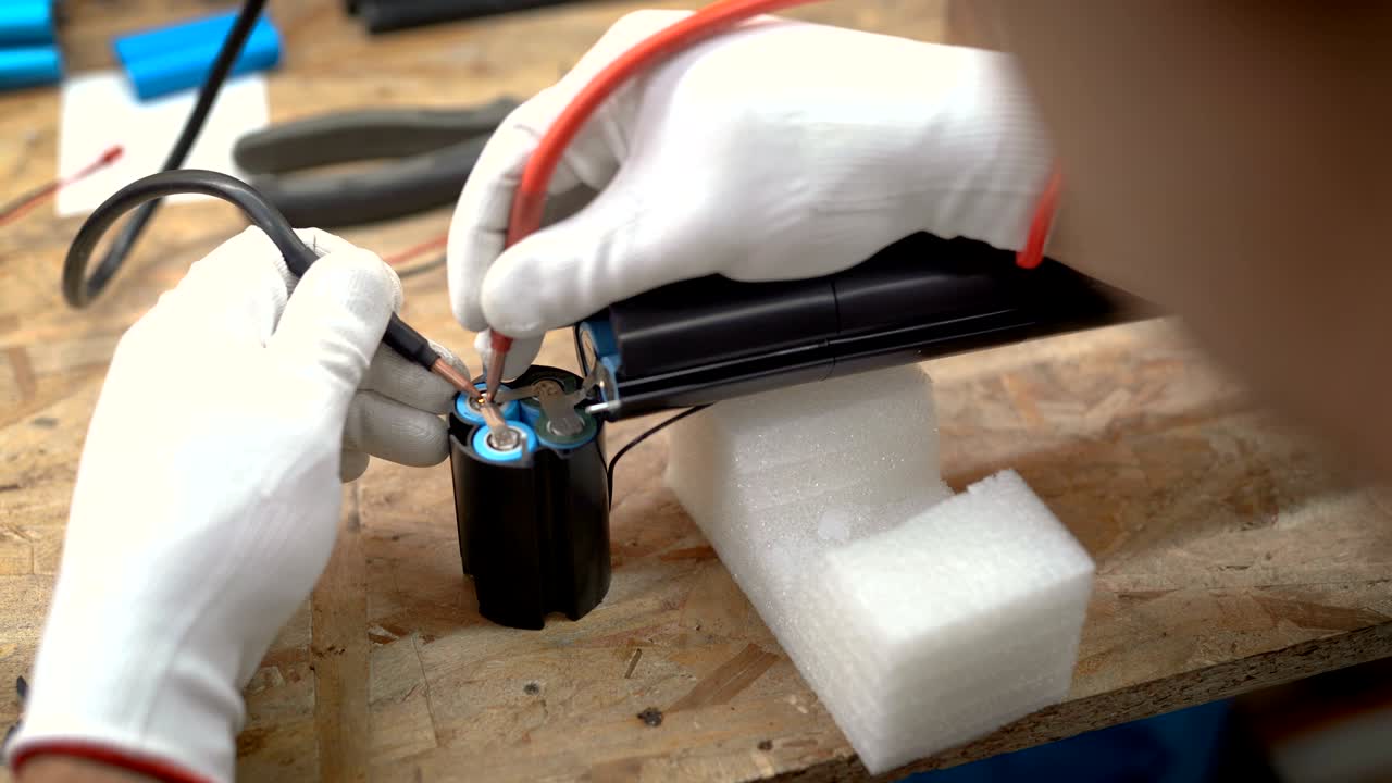 ремонт литий-ионных аккумуляторов. концепция аккумуляторных электромобилей. 4k