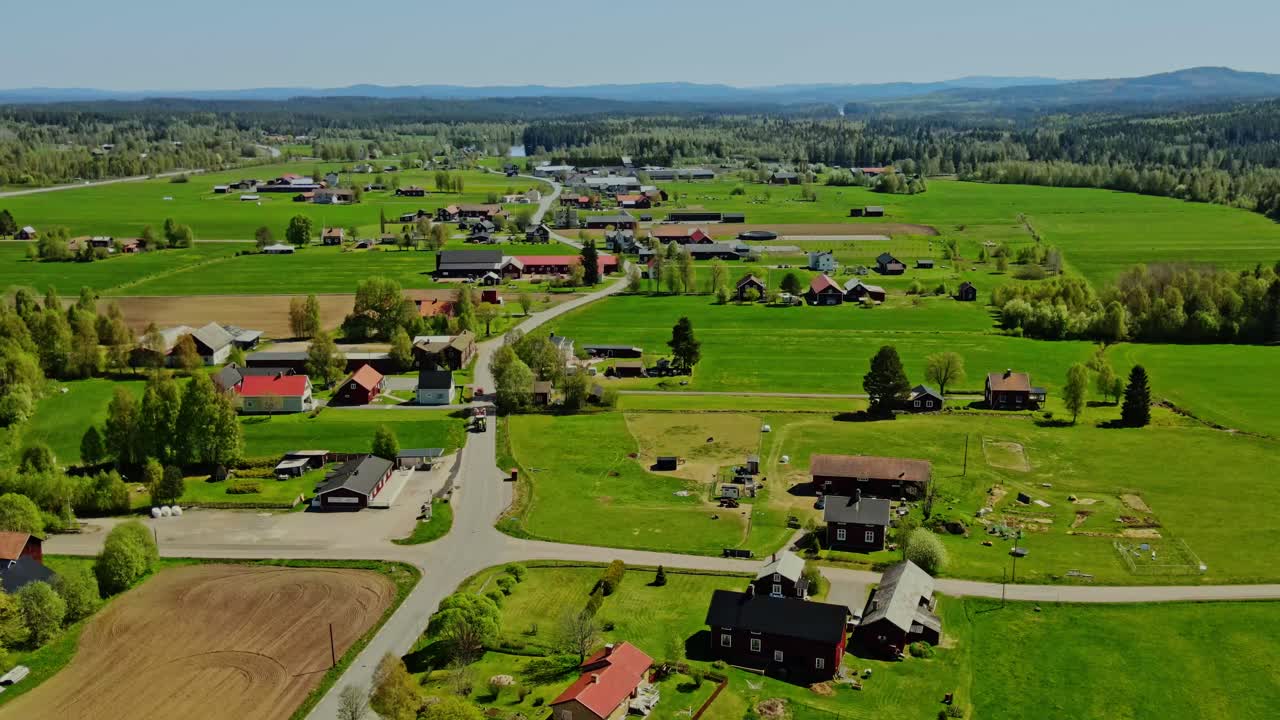 Landområde ved Äppelbo landsby med store grønne enge i Dalarnas Amt, Sverige