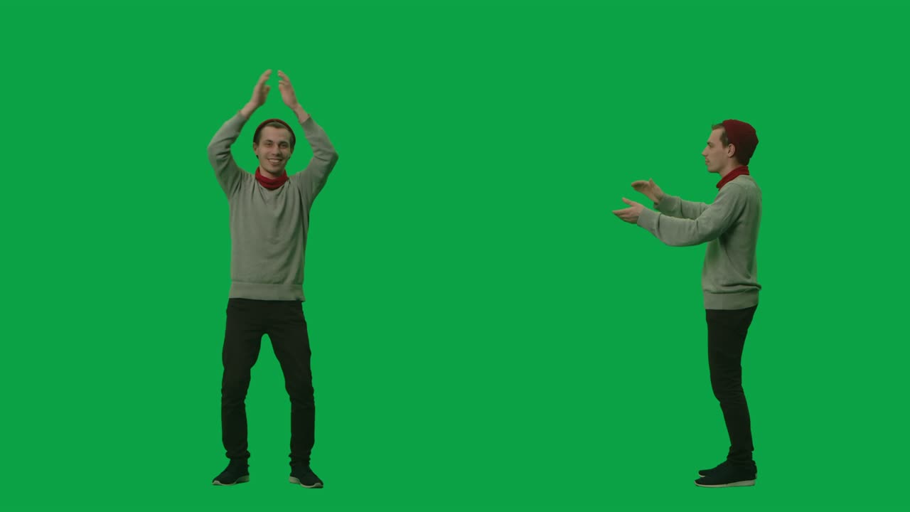 retrato de un joven con ropa elegante y sombrero está bailando y aplaudiendo sus manos. 2 en 1 collage frente y lado vista completa en fondo de pantalla verde. cámara lenta lista, 4k a 59,94 fps