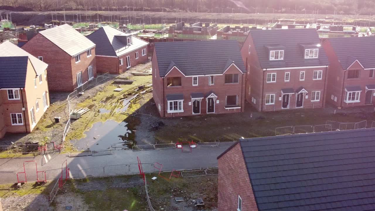 Uferdig eiendomsutvikling av rekkehus ved vannkanten, byggeplass, flyfoto med kamerakjøring mot høyre