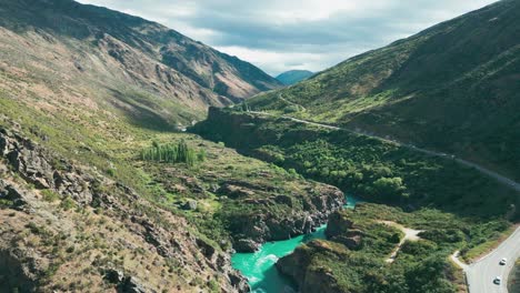 Drohne-Fliegt-über-Den-Fluss-Zwischen-Zwei-Bergketten