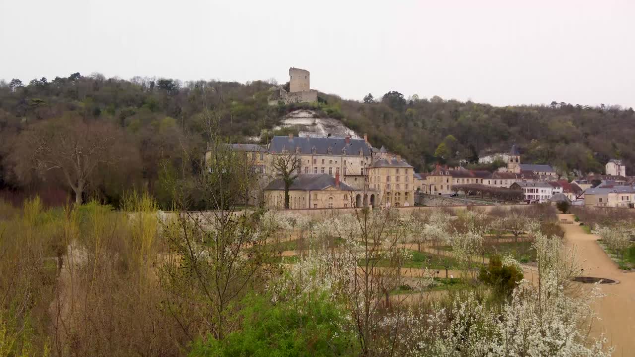 4K droneudsigt over Chateau de La Roche-Guyon nær Paris, Frankrig