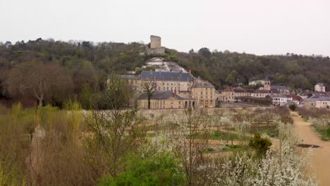 4K-Drohnenansicht-Des-Chateau-De-La-Roche-Guyon-In-Der-Nähe-Von-Paris,-Frankreich