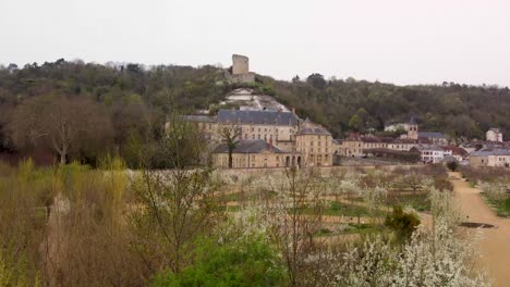 vista en 4k del castillo de la roche-guyon cerca de parís, francia